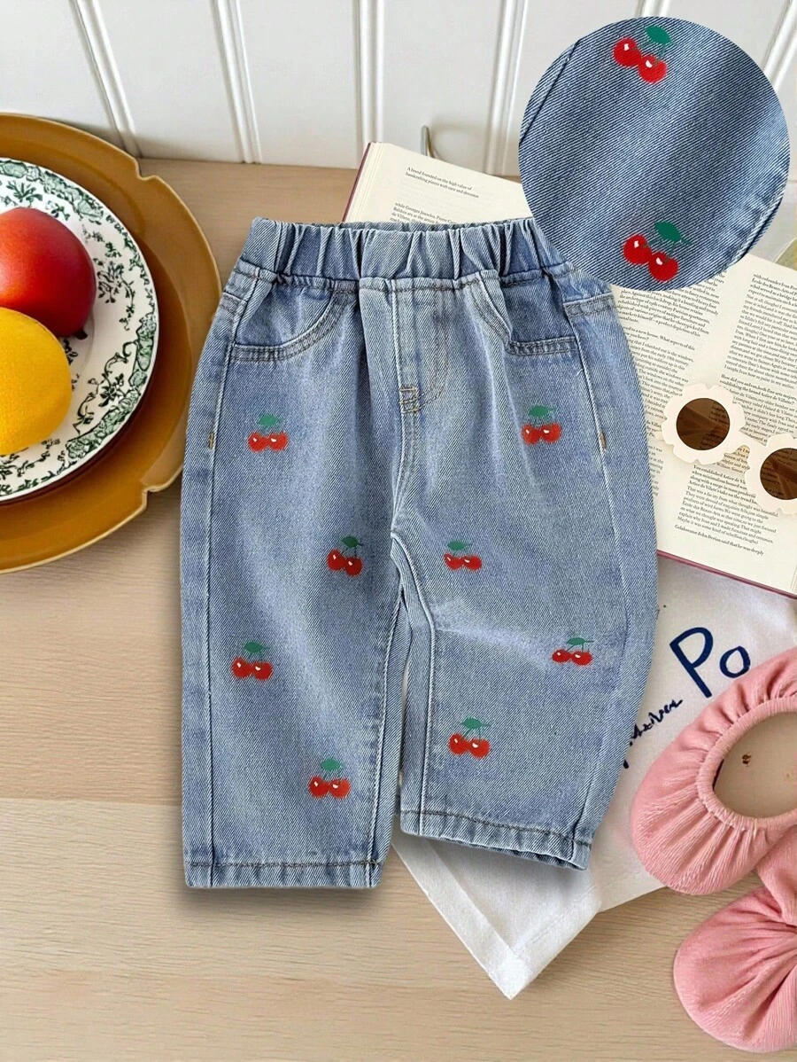 SHEIN Baby Mädchen süßes Kirschenmuster blaue Jeans in Loose Fit, modisch für Winter und Herbst Urlaub - Helle Waschung - Übersicht 1