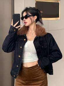 DAZY 女式秋冬牛仔夹克，仿毛领，色块，大口袋，宽松休闲街头风格 - 深色水洗藍 - 查看 1