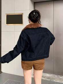 DAZY 女式秋冬牛仔夹克，仿毛领，色块，大口袋，宽松休闲街头风格 - 深色水洗藍 - 查看 3