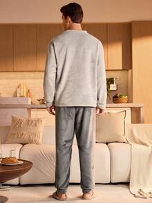 SHEIN Bộ đồ ngủ dài tay cổ tròn màu trơn và quần dài mềm mại cho nam, trang phục thu đông, ấm áp - Màu Xám nhạt - Xem 2