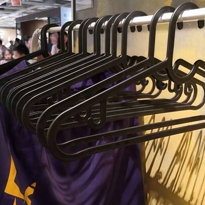 SHEIN 塑料衣架简易家用防滑晾衣架无痕晾衣绳加厚收纳阳台衣柜衣架带挂钩黑色