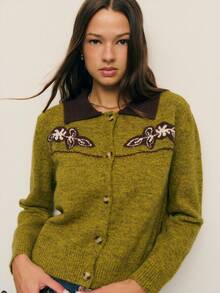 Nöista Áo khoác len cardigan màu xanh lá cây lấy cảm hứng từ phong cách cổ điển với cổ áo màu nâu tương phản và thêu hoa. Cài nút với chi tiết đai áo kiểu phương Tây tạo nên sự thoải mái khi mặc nhiều lớp; Hoàn hảo cho những ngày thường ngày mùa thu và mùa đông, những chuyến đi chơi nông thôn và những buổi đi chơi thư giãn. - màu xanh lá - Xem 5