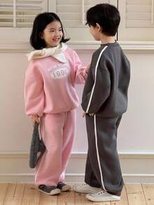 Genkimix Kids 2件組男孩字母印花長袖運動衫與慢跑褲套裝，開學季秋季校園穿搭，時尚休閒寬鬆版型 - 灰色 - 查看 2