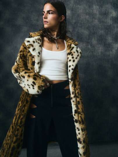 TypaGal 这款动物印花大衣为女士秋季穿搭、冬季大衣搭配以及万圣节装扮增添了狂野奢华的气息。大胆的图案设计使其无论是大码秋装、办公室装扮还是冬季盛装场合，都能脱颖而出。