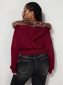 ROMWE Avant Áo nỉ nữ cỡ lớn kiểu dáng đại học thêu chữ và số, phối lông, có dây rút. - Màu Đỏ Sâu - Xem 2