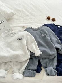 Genkimix Kids 3件套 小男孩新款秋冬活力字母刺绣圆领长袖上衣和裤子套装，有意义的字母刺绣设计，柔软的面料，宽松版型，适合日常穿着、上学、郊游、旅行 - 彩色 - 查看 2