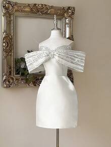 Lovelzi 优雅的白色光泽缎面露肩奢华 3D 水钻装饰紧身荷叶边下摆连衣裙，配有可调节后系带，适合约会、度假、生日、毕业典礼、婚礼、派对和其他正式活动 - 白色 - 查看 4