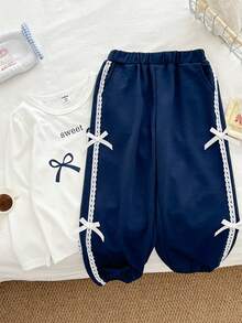 Genkimix Kids Set de 2 piezas para niñas (niños pequeños): Camiseta de manga larga con cuello redondo y estampado de lazo, y pantalones deportivos con volantes y lazo en azul marino, conjunto de otoño adecuado para salidas, escuela y uso diario - Multicolor - Ver 2