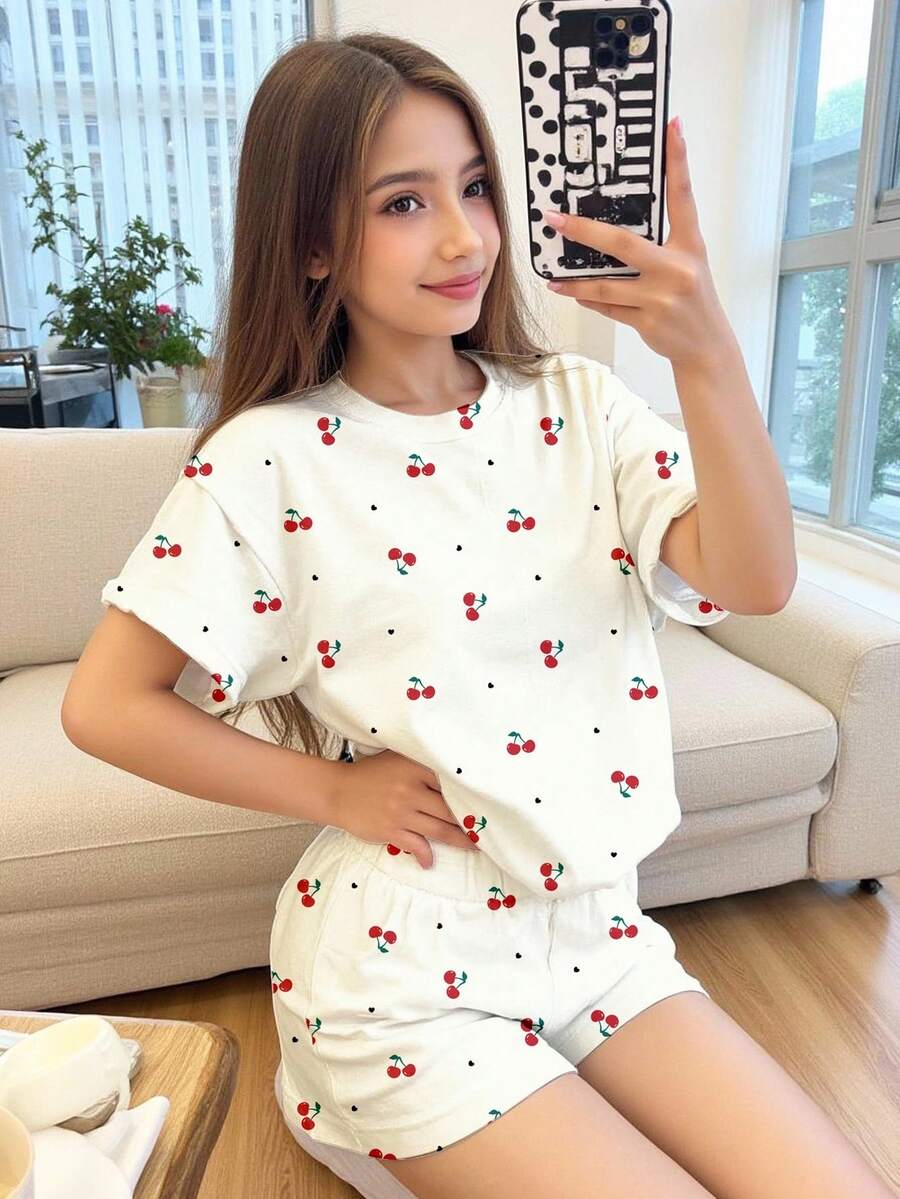 SHEIN Leap Crew 2 件套少女可爱迷你心形和樱桃印花休闲宽松圆领短袖 T 恤和短裤套装，适合春夏季 - 彩色 - 查看 1
