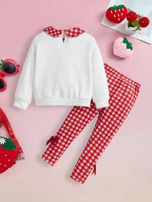 Strawberry Shortcake X SHEIN Ensemble décontracté et confortable composé d'un Sweat-shirt-shirt blanc à col rond à manches longues avec une figure de dessin animé mignonne pour jeune fille et d'un pantalon à carreaux rouges et blancs avec un nœud décoratif