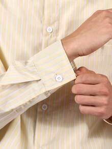 SUMWON Lässiges langärmliges Knopfhemd mit Streifenmuster, figurbetonter Passform, rotes gesticktes Logo-Detail, Brusttasche, leicht für Frühling und Herbst - Gelb - Übersicht 7