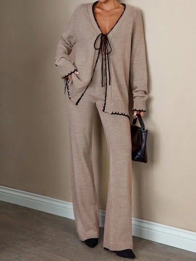 EURMUSE Stickad tröja med avslappnad passform, knytband framtill och svart kontrastkant, matchad med mysiga stickade byxor
