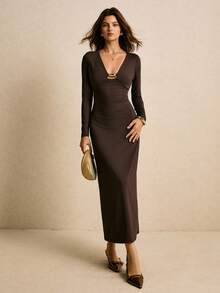 Poéselle فستان ماكسي طويل بأكمام طويلة وياقة على شكل حرف V مع كتف منخفض، لون أحادي للنساء - بني - مشاهدة 7