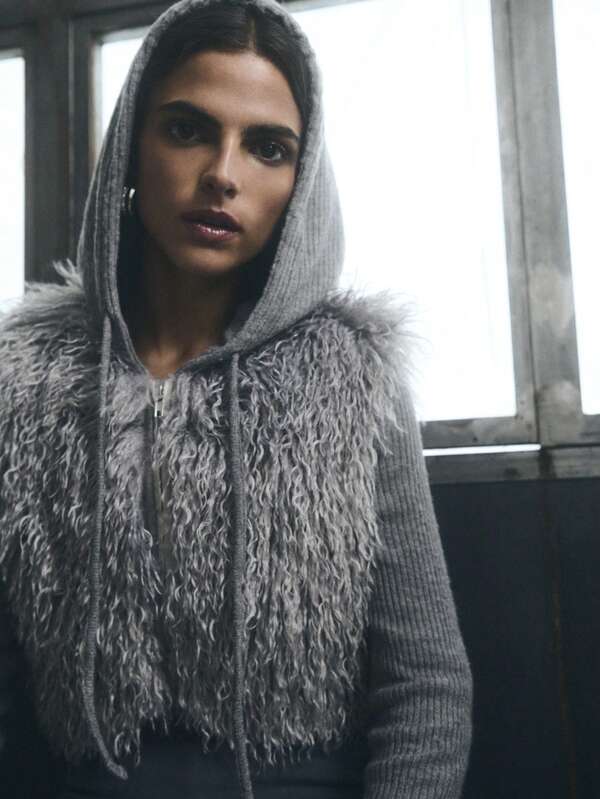 TypaGal 这款短款灰色连帽衫饰有人造皮草，融合了 Y2K、Alt 和 Fairycore 风格，是秋冬女士服装的完美之选。罗纹针织袖子搭配蓬松人造皮草，增添质感与温暖，使其成为秋装、秋季毛衣和冬季休闲上衣的出色之选。