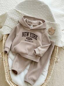 SHEIN 2 件套男婴/女婴可爱字母印花羊毛连帽衫和裤子套装、运动服、男女通用秋冬婴儿服装 - 彩色 - 查看 1