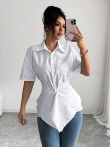 Elenzga 2025 Frühling Neue Koreanische Elegante Lässige asymmetrisch gestreifte Design Polokragen weiße Kurzarm Bluse