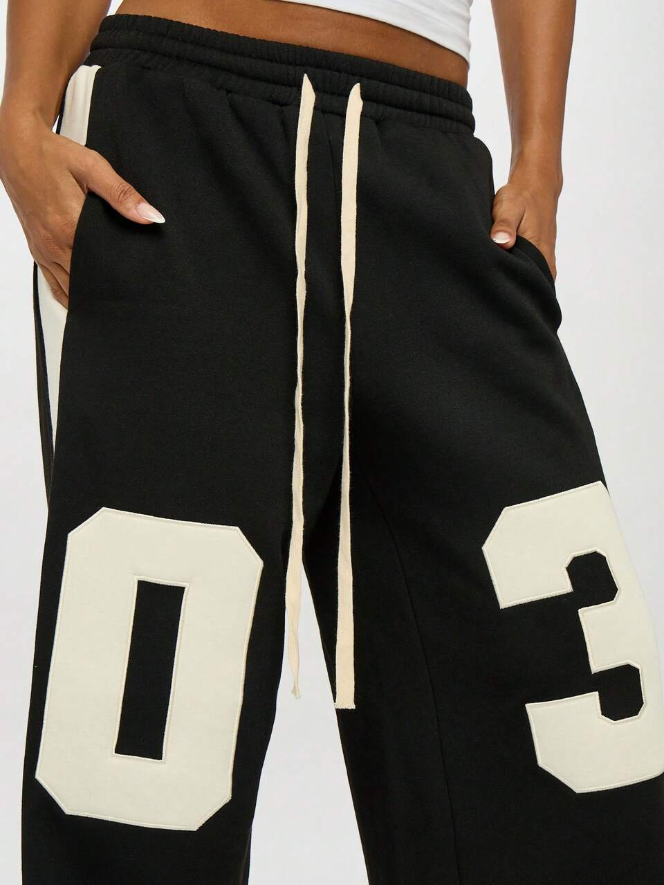 SUMWON WOMEN Pantalon de jogging à jambes larges avec imprimé numéroté et bande latérale