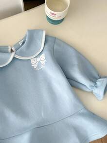 Genkimix Kids 女婴时尚简约蝴蝶结印花彼得潘领弹力荷叶边下摆羊毛运动衫连衣裙，蓝色，时尚秋季通勤装 - 藍色 - 查看 5