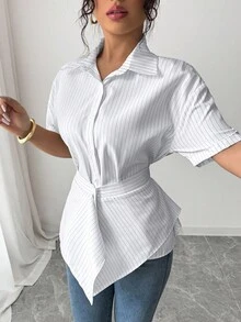 Elenzga 2025 Frühling Neue Koreanische Elegante Lässige asymmetrisch gestreifte Design Polokragen weiße Kurzarm Bluse