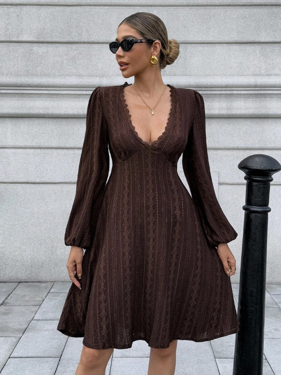 Chiquease Vestido Sólido de Manga Lanterna com Decote em V Francês, Renda Floral e Vazado para Outono/Inverno - Chocolate - Visão 1