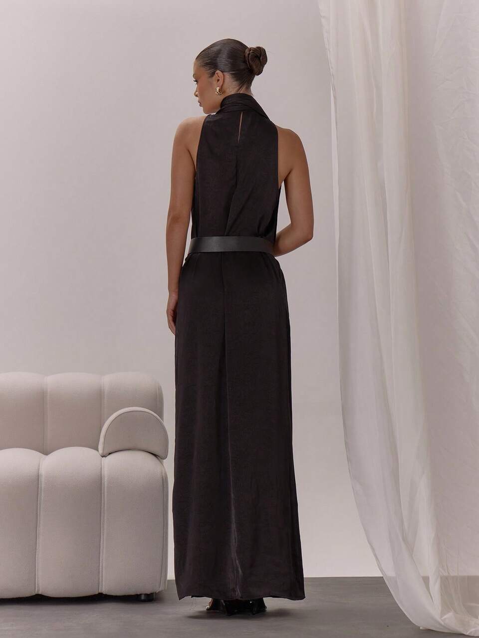 Robe longue élégante à col montant avec détail de ceinture, drapée. Sexy pour une soirée, occasion de mariage, invité, vacances, fête en couches, remise de diplôme