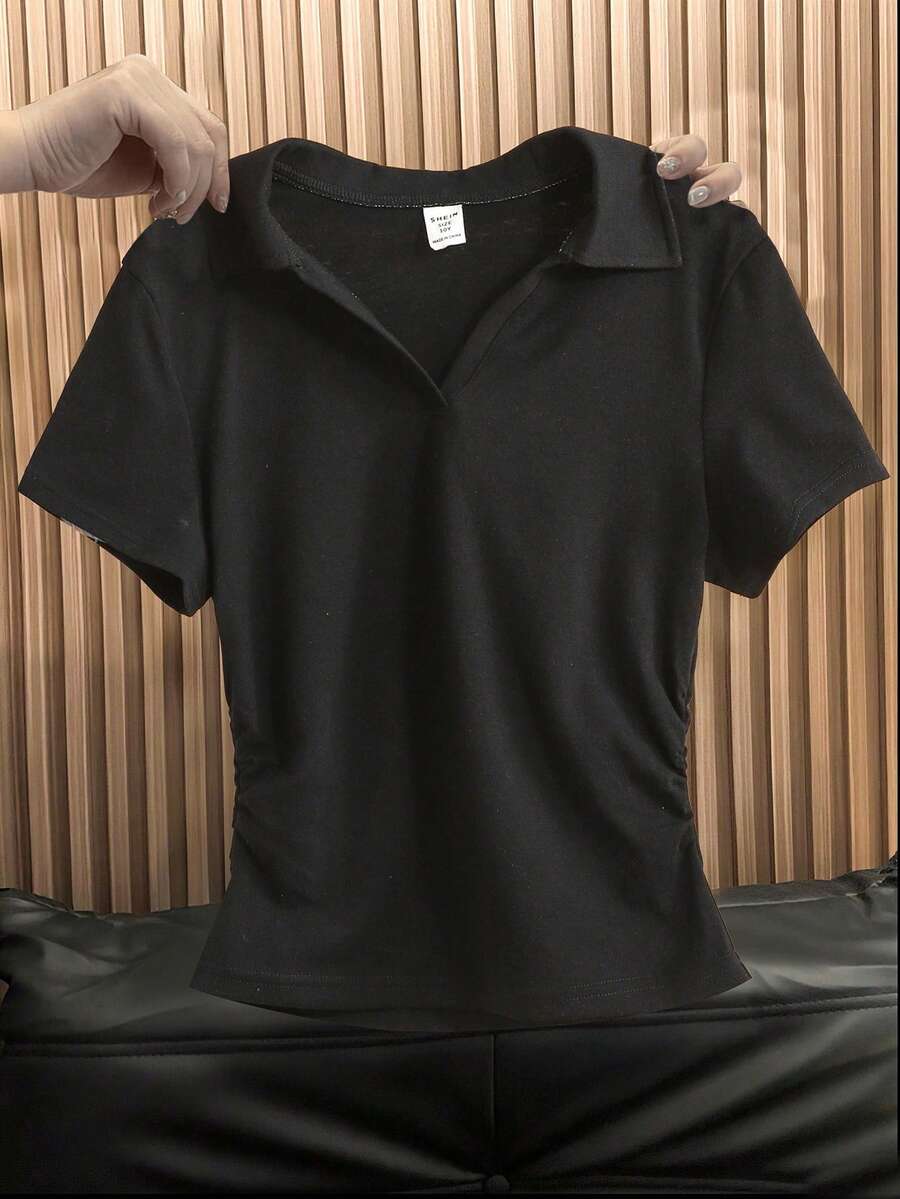 SHEIN 青少年女孩纯色休闲 Polo 衫 V 领合身侧褶短袖短款 T 恤 - 黑色 - 查看 1
