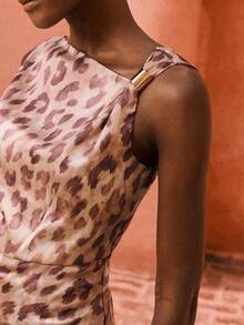 Maija Váy không tay xếp ly cổ lệch họa tiết da báo cho nữ - màu đen - Xem 4