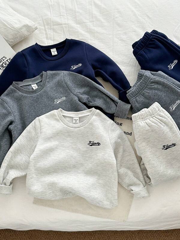 Genkimix Kids 3 pièces/Set Jeune garçon Nouveau Automne/Hiver Énergique Broderie de lettre Col rond Haut à manches longues et Ensemble de pantalons, Design de broderie de lettre significative, Tissu doux, Coupe ample, Convient pour le port quotidien, l'école, la sortie, les voyages