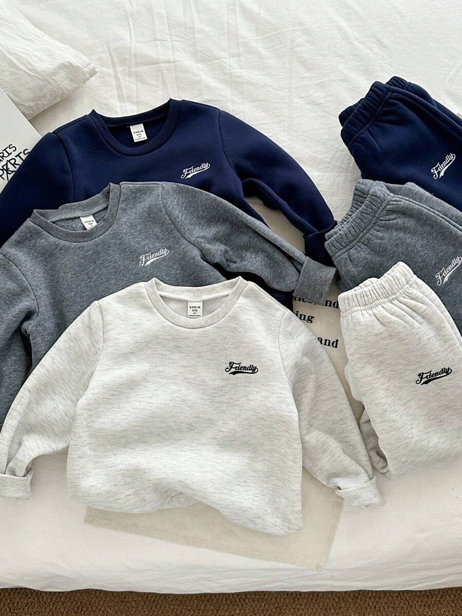 Genkimix Kids 3件套 小男孩新款秋冬活力字母刺绣圆领长袖上衣和裤子套装，有意义的字母刺绣设计，柔软的面料，宽松版型，适合日常穿着、上学、郊游、旅行 - 彩色 - 查看 1