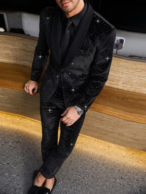 Manfinity AFTRDRK Completo da uomo con blazer monopetto e pantaloni decorati con strass di lusso, adatto per uso quotidiano, lavoro, feste e banchetti. Questo set di abiti è un elemento versatile e indispensabile nel guardaroba maschile, e un ottimo regalo per il fidanzato o il marito, stile old money