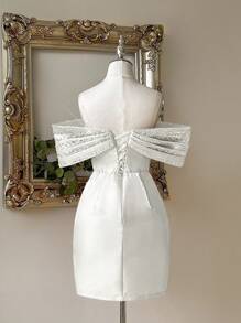 Lovelzi 优雅的白色光泽缎面露肩奢华 3D 水钻装饰紧身荷叶边下摆连衣裙，配有可调节后系带，适合约会、度假、生日、毕业典礼、婚礼、派对和其他正式活动 - 白色 - 查看 7