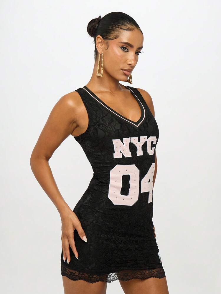 SUMWON WOMEN Miniabito in pizzo con dettaglio numero universitario e orlo smerlato