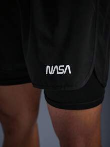 DRIFTMERE 男士轻便速干印花字母抽绳休闲短裤，适合运动、日常穿着、春夏季节度假穿着。这款男士速干轻便短裤，弹性极佳，透气凉爽，适合健身房锻炼，是夏季休闲运动风的理想之选。 - 黑色 - 查看 7