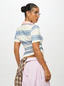 SUMWON WOMEN 足球徽章徽标短款 Polo 衫复古学院风大学队服蓝色条纹图案学院风春夏时尚 - 彩色 - 查看 2