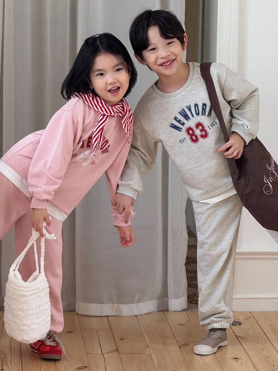 Genkimix Kids 2件組大尺寸圖案衛衣與運動長褲小男孩兄弟姊妹套裝 - 杏色 - 查看 1
