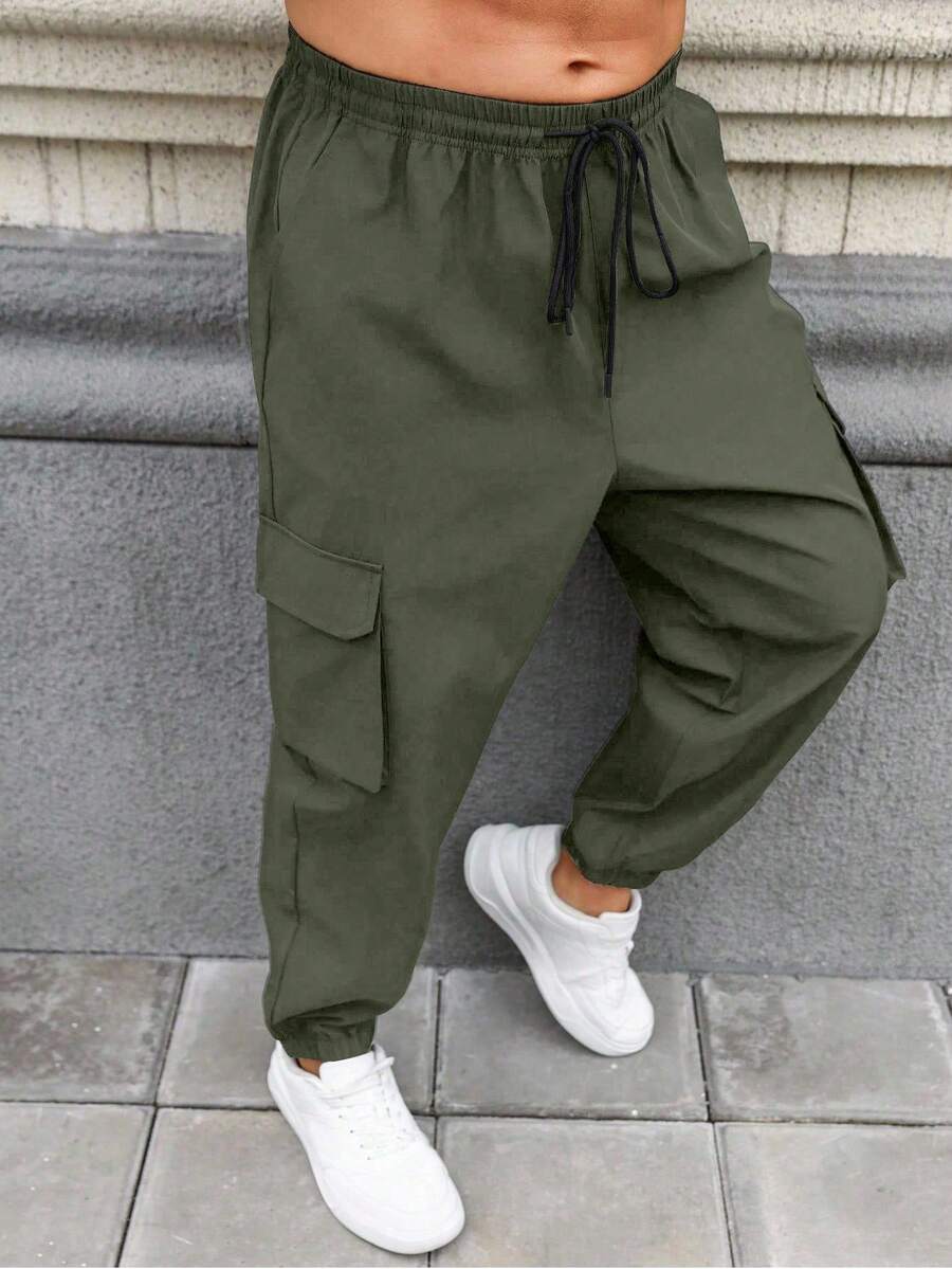 Manfinity Homme Pantalones cargo de unicolor talla grande para hombres con dobladillo con cordón y bolsillos, pantalones casuales largos lisos para salir, pantalones negros, regalo para esposo o novio, pantalones cargo negros, pantalones holgados negros para hombres, para otoño