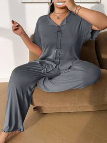 SHEIN Conjunto de pijama de manga larga y pantalones de punto acanalado con decoración de lazo de unicolor, talla grande - Gris - Ver 6