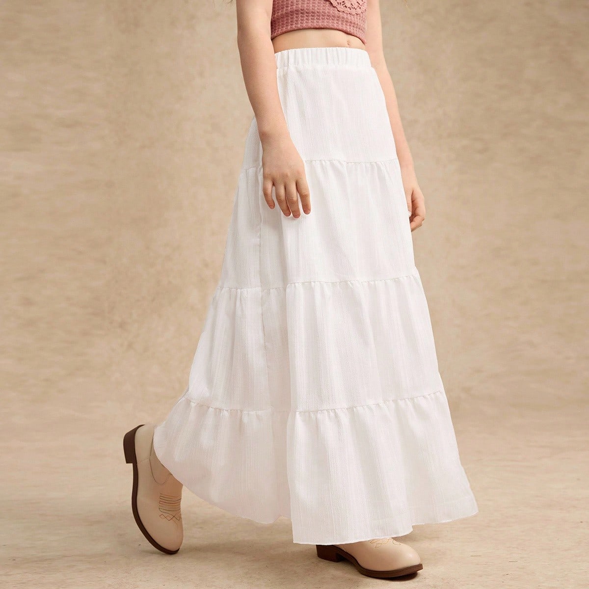 Opción elegante para niñas: Falda plisada tejida blanca, textura única, detalles delicados, volantes fluidos, que muestra elegancia dulce, perfecta