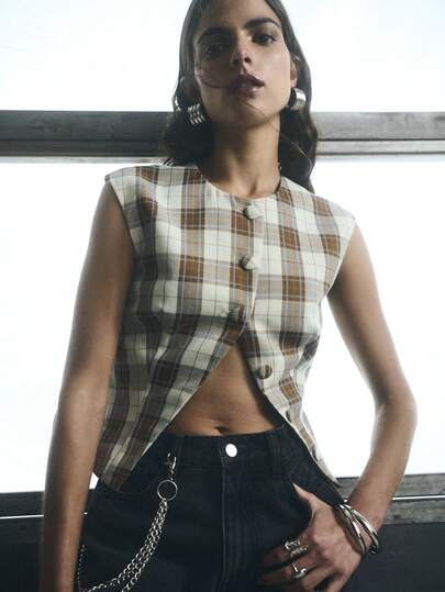 TypaGal 这款格纹纽扣上衣散发着商务休闲女性的魅力，是女性办公室着装系列的理想之选。经典的格纹图案和修身的剪裁，使其成为一款百搭的秋季上衣，适合女性工作装、大码秋季服装，或出席秋季婚礼等正式场合。搭配阔腿裤，打造四季皆宜的办公室造型。