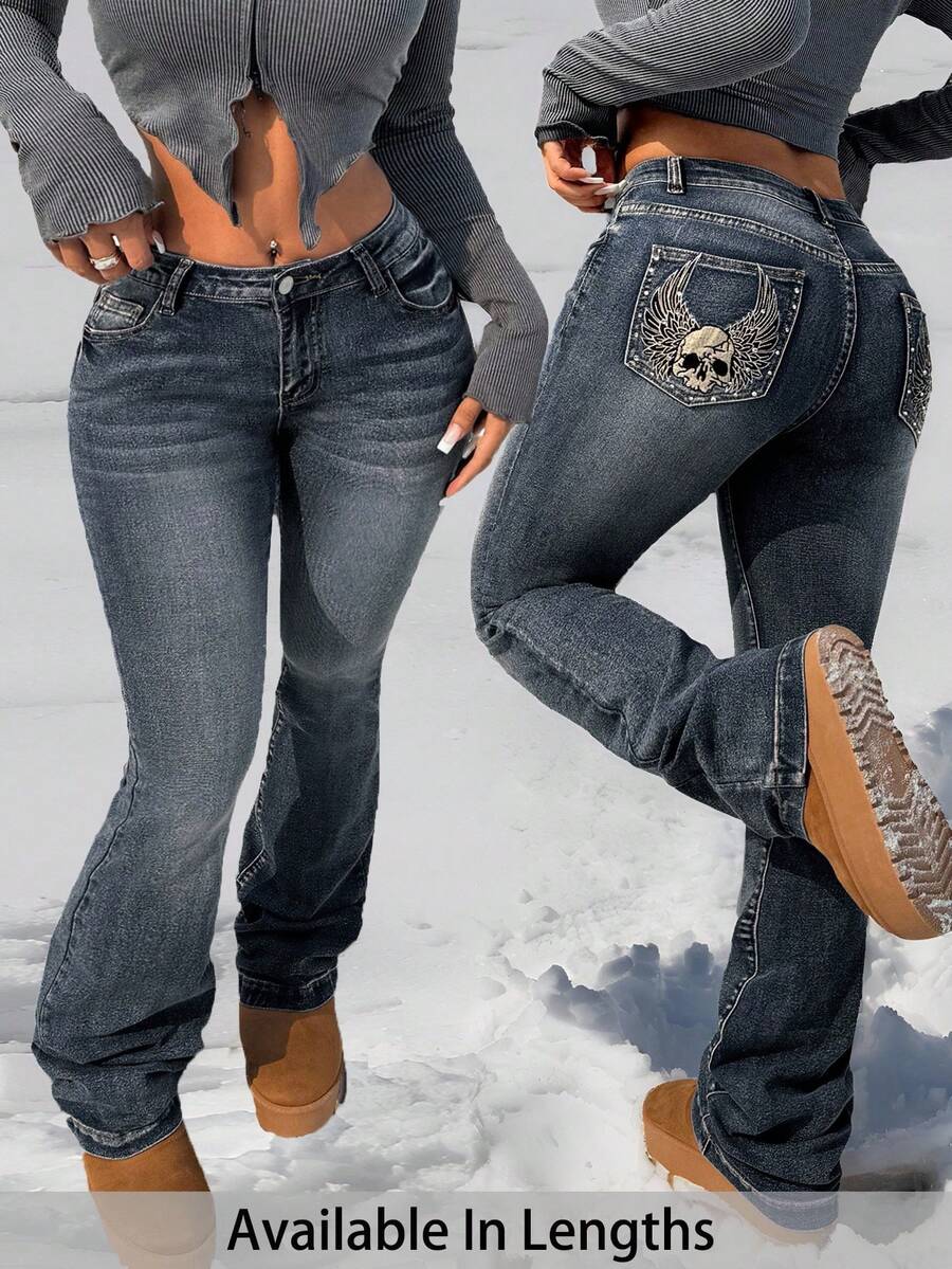 SHEIN PETITE CURVE 大码女式骷髅印花口袋喇叭裤，适合夏季、秋季、返校季、Y2K、七月四日、2000年代风格、街头风、斯德哥尔摩风格、朋克风、机场、约会、外出等场合，休闲百搭，镶钻牛仔裤 - 中等水洗藍 - 查看 1