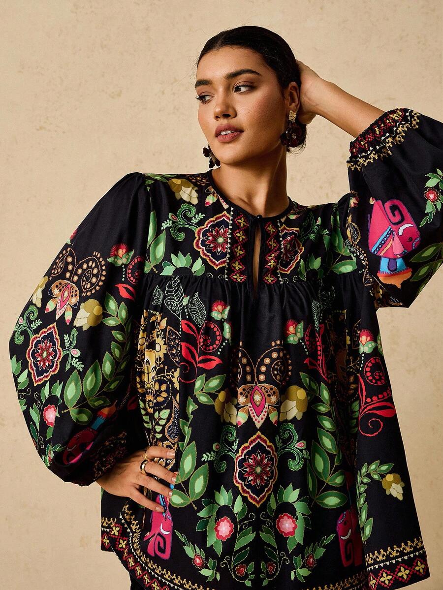 Travachic Camicetta a maniche lunghe con scollo tondo, laccetti e motivo tropicale e retrò, taglie comode per donna - Multicolore - Visualizzare 1