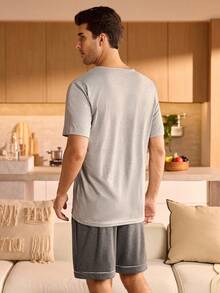 Manfinity Underwear&Sleepwear Basics Conjunto de pijama de verano para hombres con camiseta de cuello redondo y pantalones cortos, cómodo y casual - Gris Claro - Ver 2