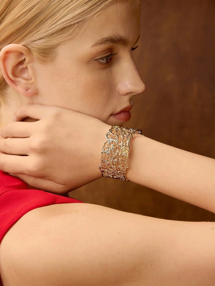 18K GOLD PLATED HOLLOW FLOWER PATTERN BANGLE