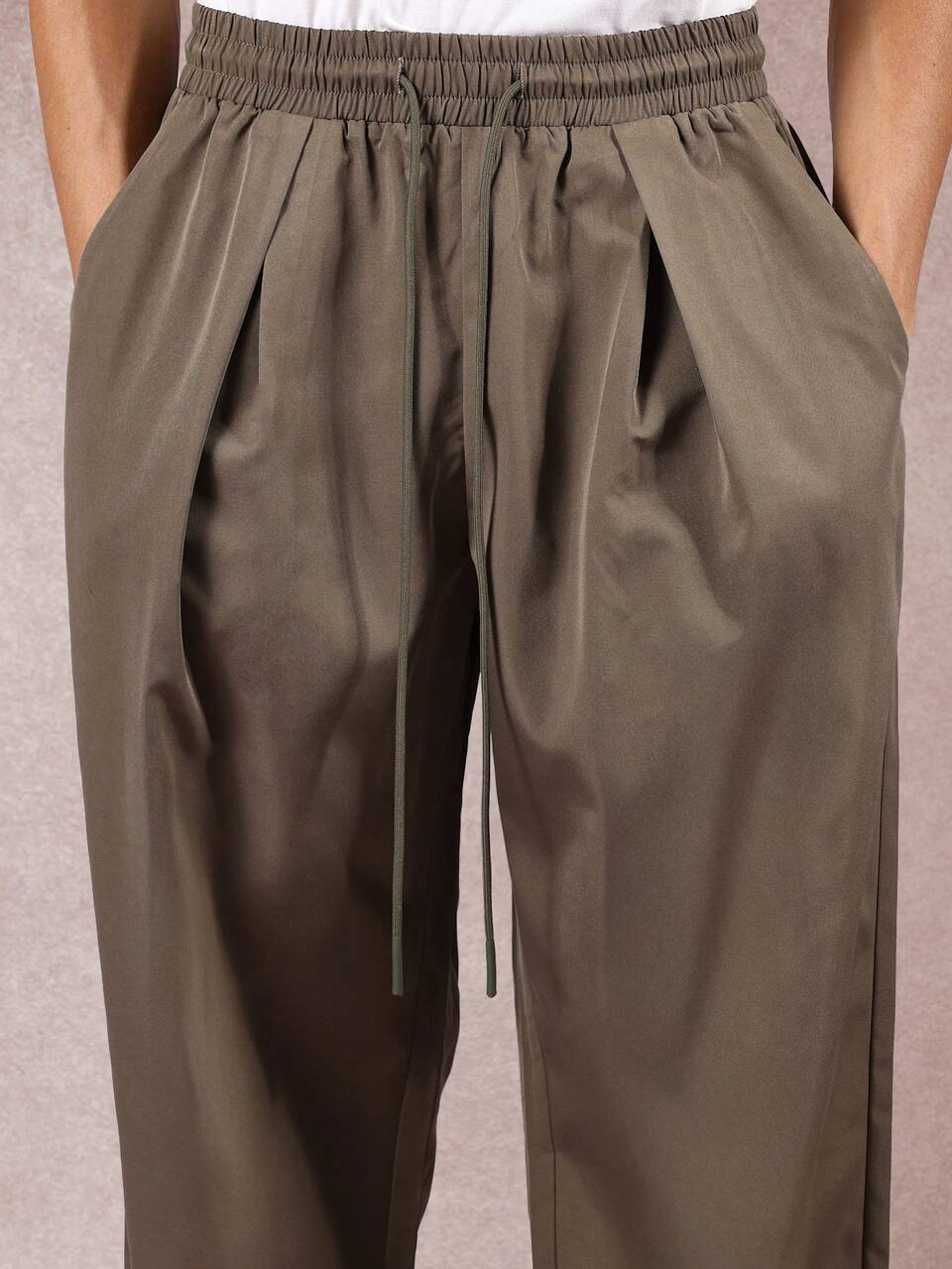 Nylonhose mit weitem Bein und Bundfalten vorne
