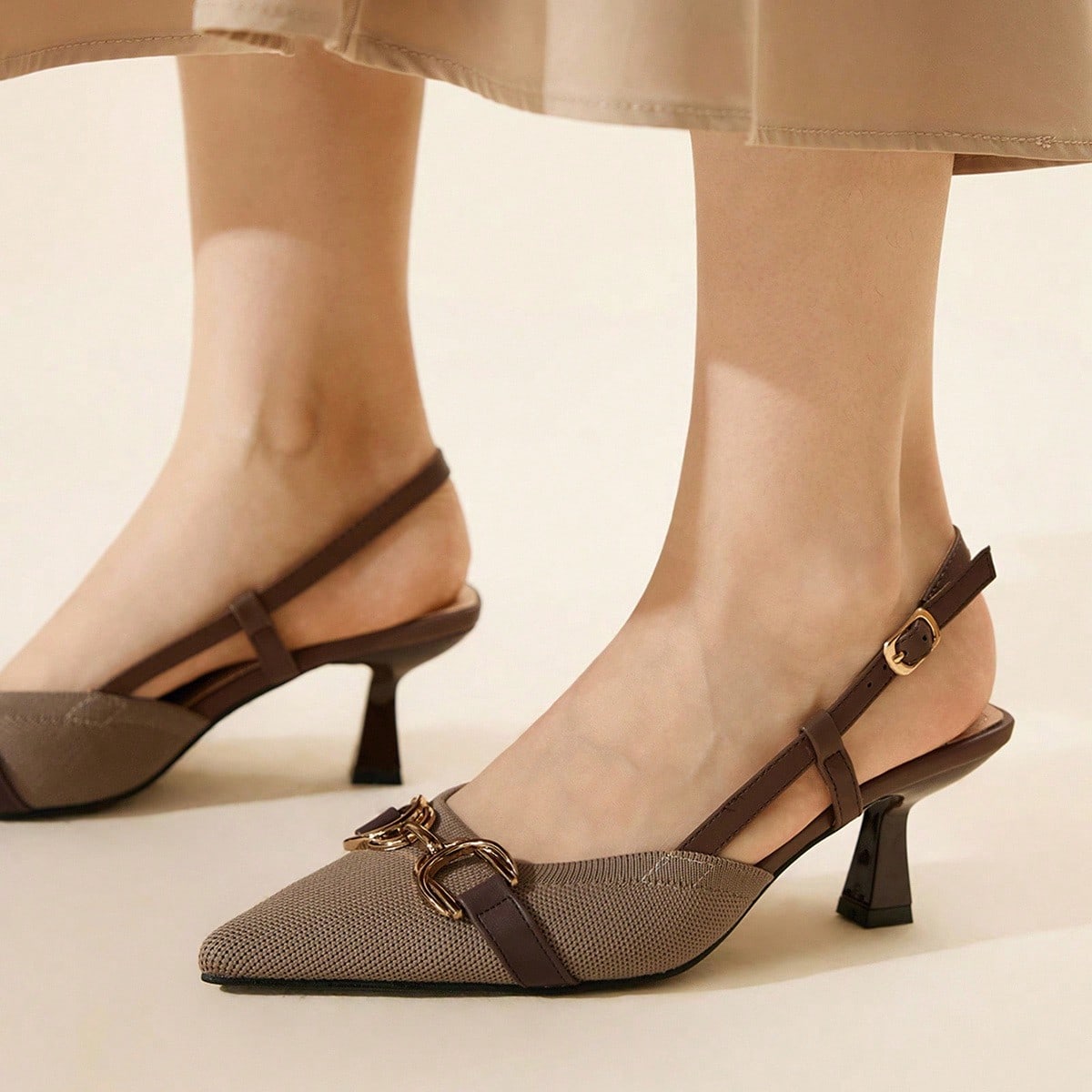 Tacones altos de punta fina con hebilla en color caqui para mujer, adecuados para ir al trabajo, fiestas y citas