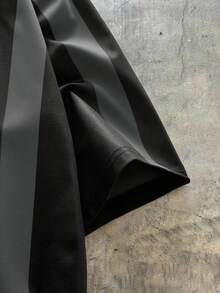 AXEPEAK 运动拼接开叉印花男士休闲宽松版型圆领短袖T恤 - 深灰色 - 查看 3