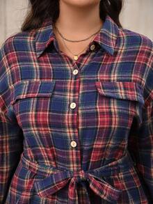 EMERY ROSE Klassisches Hemdblusenkleid in Rot & Blau Karomuster für Damen in Große Größen, mit geschwungener Saumkante, Taillengürtel für Taillendefinition, symmetrische Taschen, lässig für den Alltag & Zusammenkünfte, Herbst/Winter