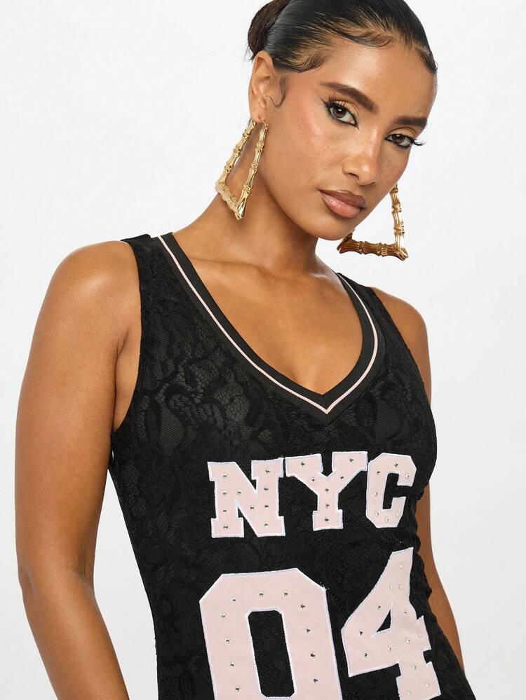 SUMWON WOMEN Miniabito in pizzo con dettaglio numero universitario e orlo smerlato