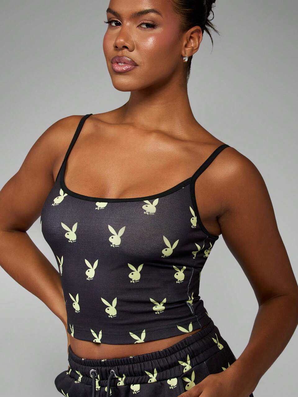 Missguided x Playboy Canotta con stampa a coniglietti su tutto il capo, elegante top corto, nero, con spalline sottili, aderente, adatta per feste estive, club e festival