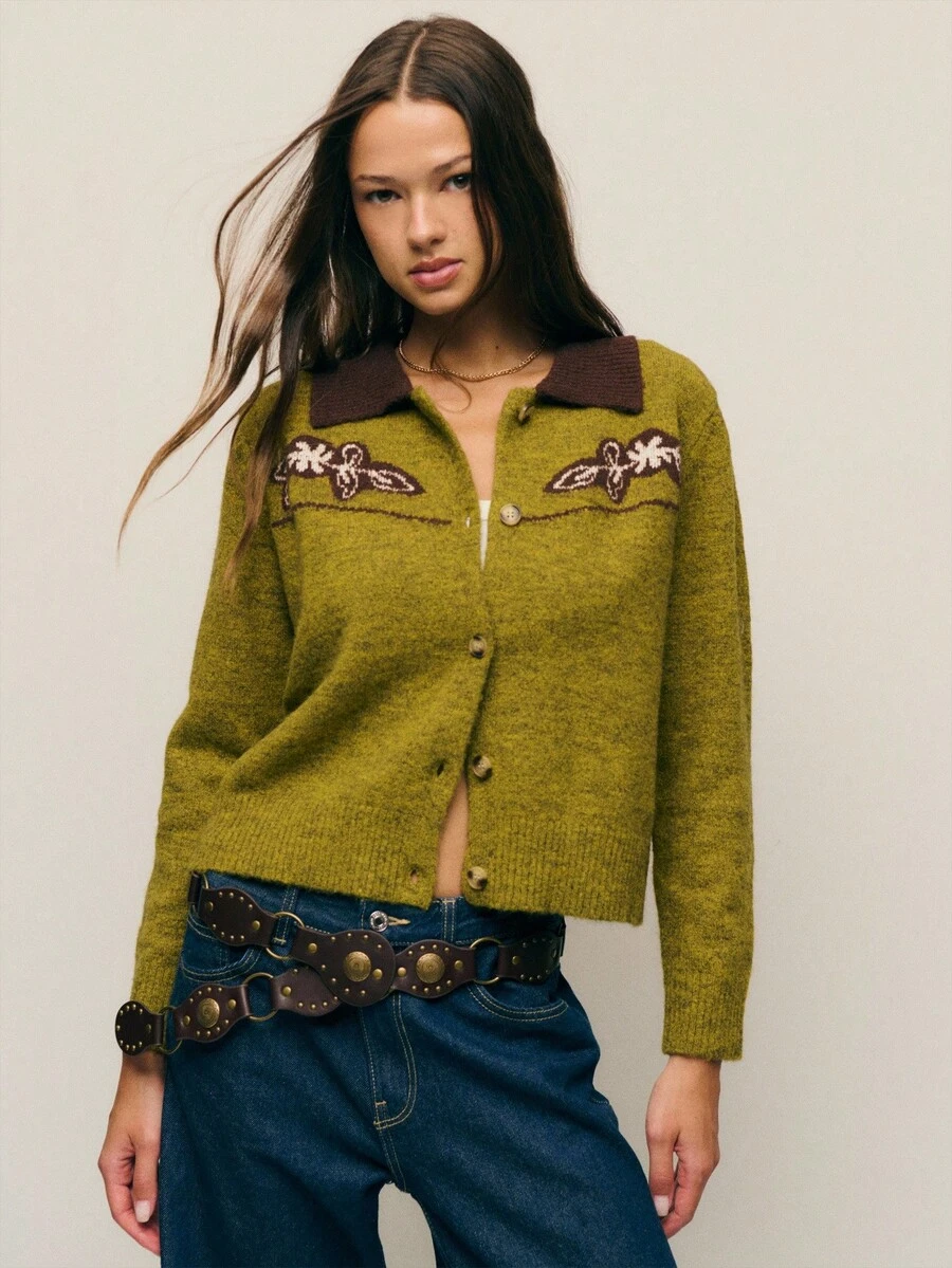 Nöista Áo khoác len cardigan màu xanh lá cây lấy cảm hứng từ phong cách cổ điển với cổ áo màu nâu tương phản và thêu hoa. Cài nút với chi tiết đai áo kiểu phương Tây tạo nên sự thoải mái khi mặc nhiều lớp; Hoàn hảo cho những ngày thường ngày mùa thu và mùa đông, những chuyến đi chơi nông thôn và những buổi đi chơi thư giãn. - màu xanh lá - Xem 1